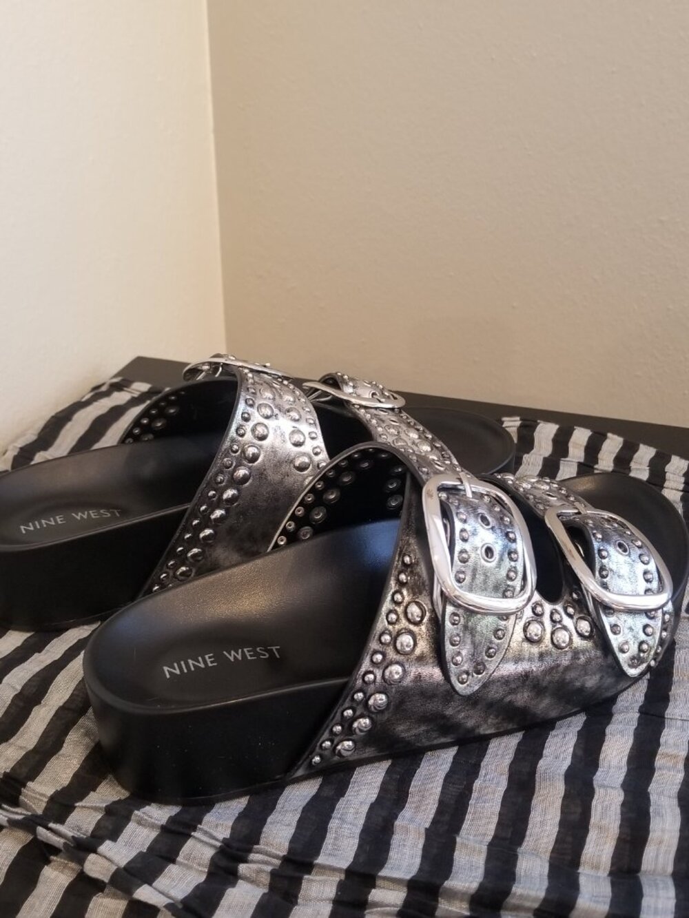 Nine West Flinne Studded Buckle Sandals in Distressed Silver Size 8.5 - Picture 12 of 13